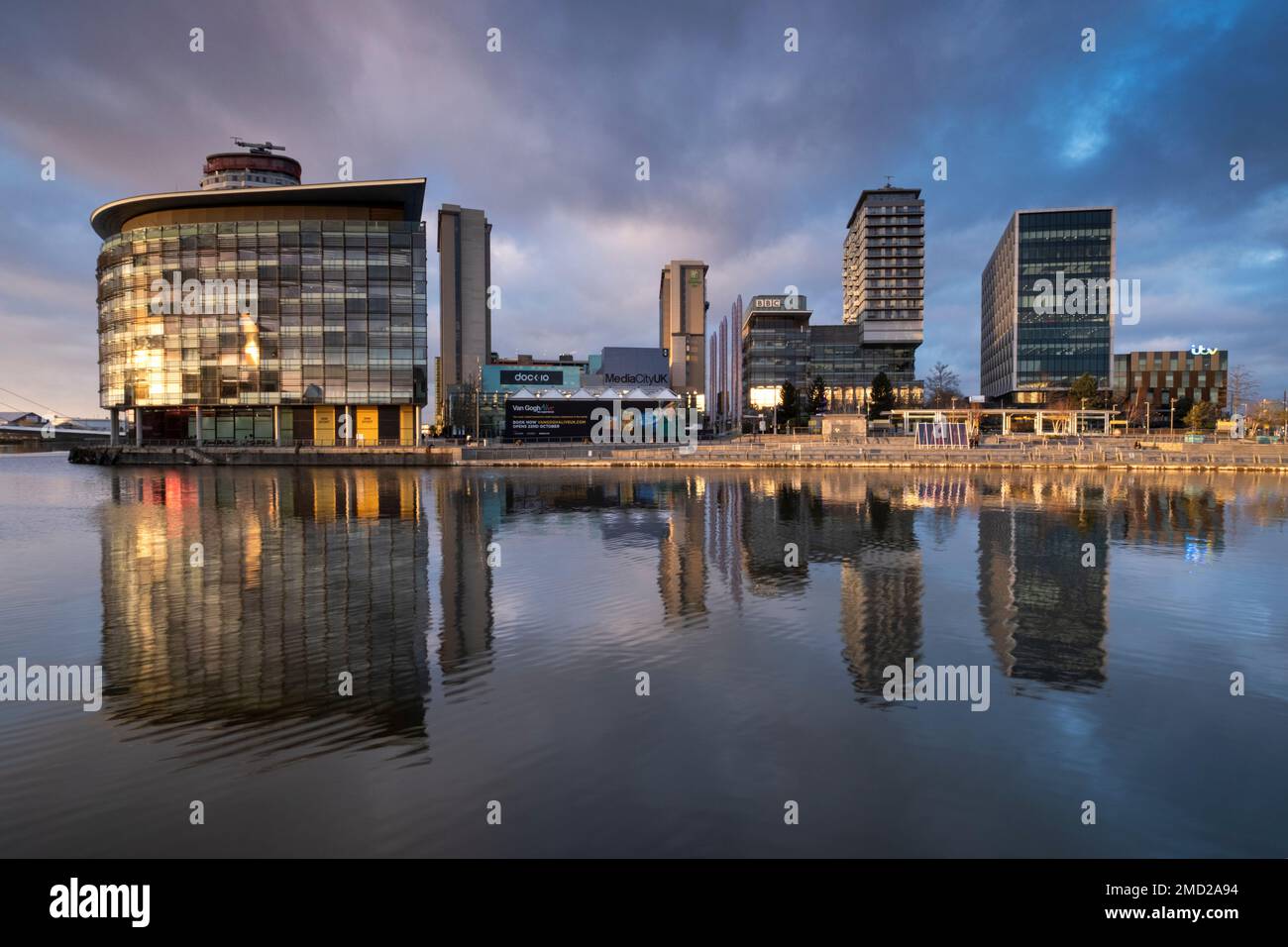 MediaCityUK reflété dans la North Bay, Salford Quays, Salford, Manchester, Angleterre, ROYAUME-UNI Banque D'Images