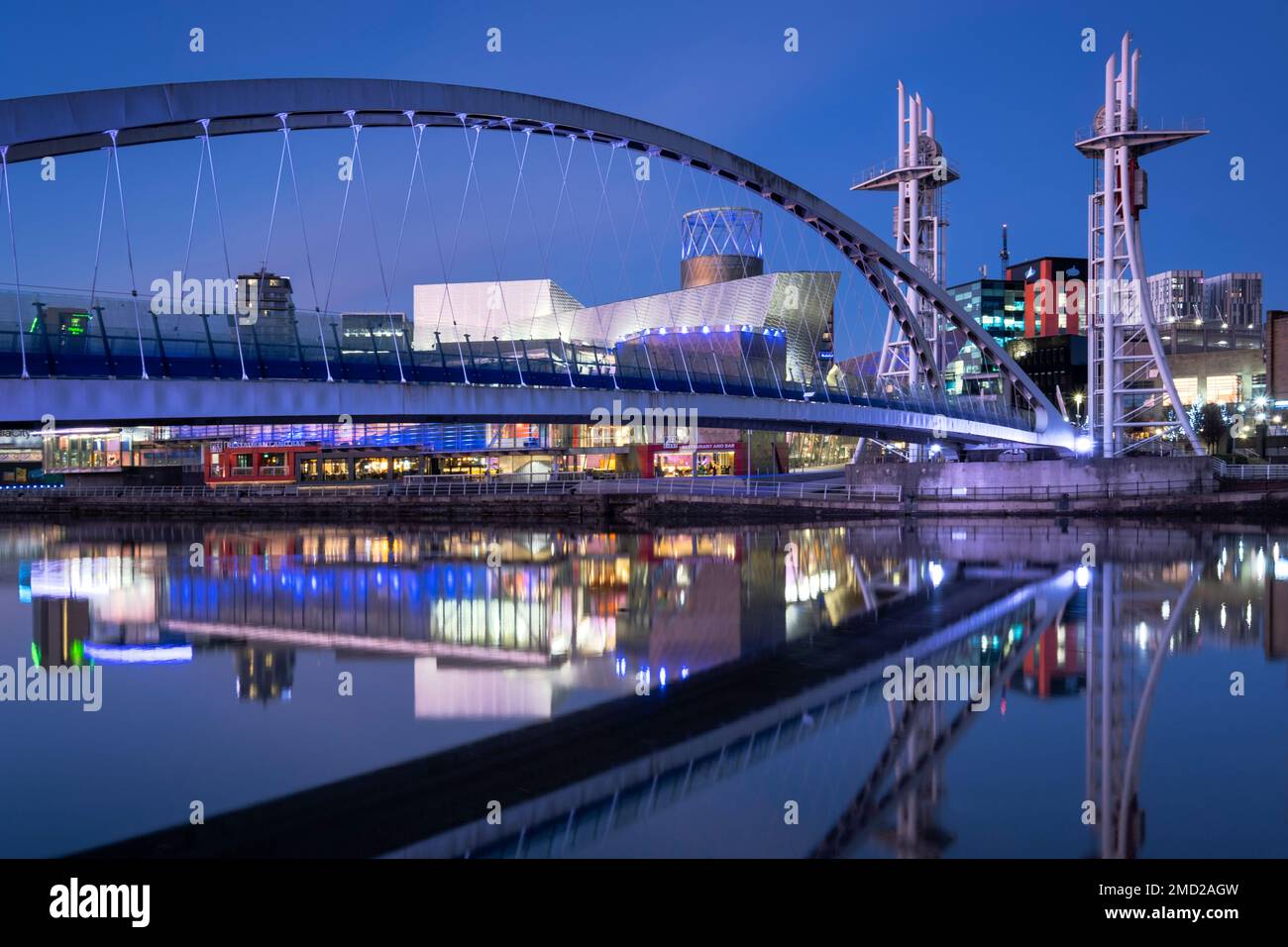 The Lowry Footbridge & Lowry Centre at Night, Salford Quays, Salford, Manchester, Angleterre, ROYAUME-UNI Banque D'Images