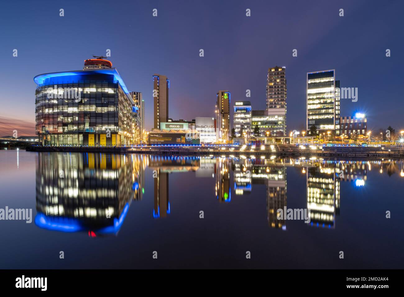 MediaCityUK se reflète dans North Bay la nuit, Salford Quays, Salford, Manchester, Angleterre, ROYAUME-UNI Banque D'Images