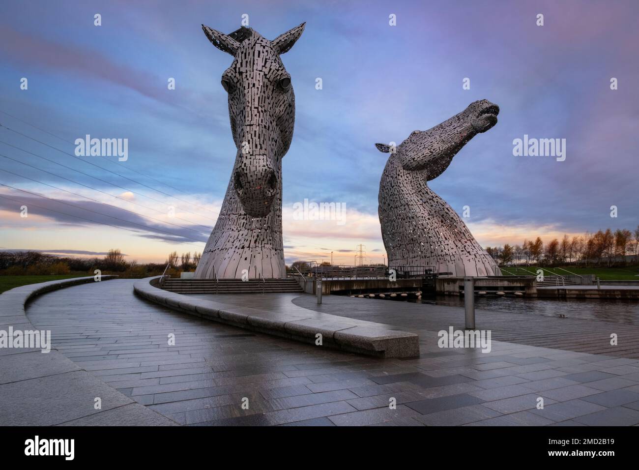 Les Kelpies, près de Falkirk, en Écosse, au Royaume-Uni les Kelpies sont des sculptures à tête de cheval de 30 mètres de haut (98 pieds) représentant des kelpies ou des spiritueux d'eau qui changent de forme, Banque D'Images