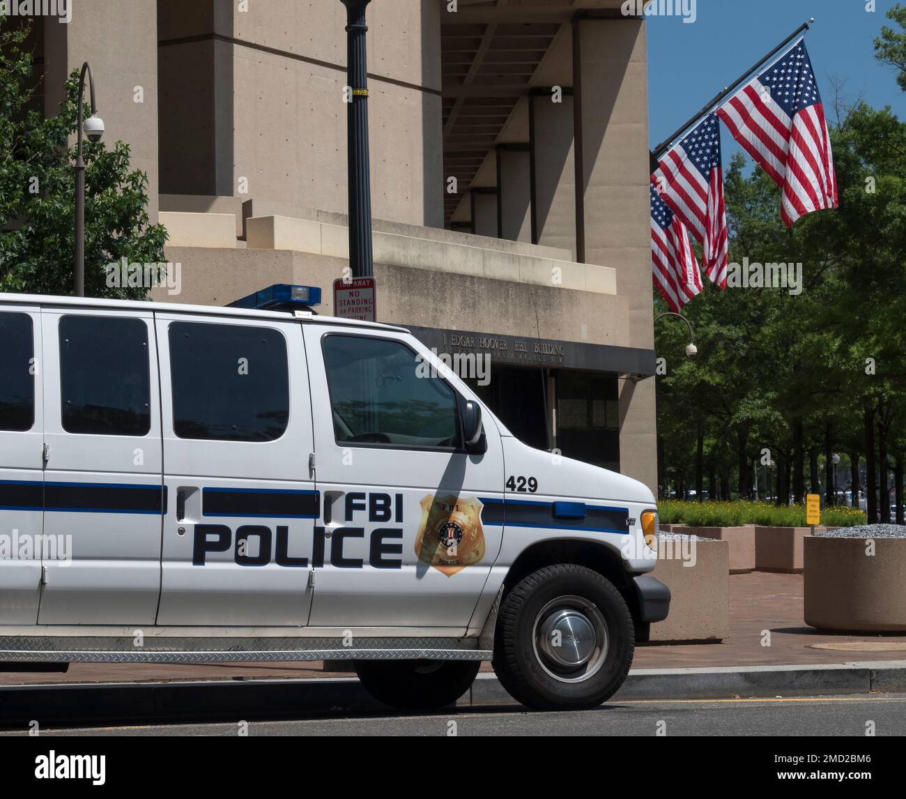 Véhicule de police du FBI à l'extérieur du bâtiment du FBI J. Edgar Hoover, Pennsylvania Avenue, Washington DC, USA Banque D'Images