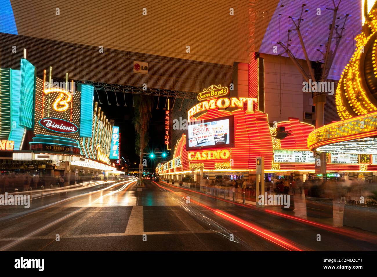 Binions Gambling Hall, le Fremont Casino et le Fremont Experience de nuit, Fremont Street, Las Vegas, Nevada, États-Unis Banque D'Images