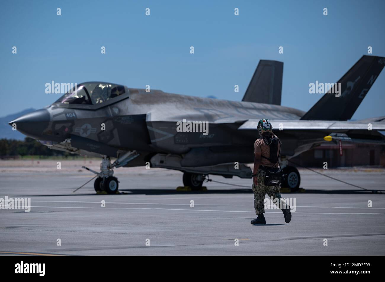 A ÉTATS-UNIS Le marin de la Marine se rend à un F-35C Lightning II affecté au Strike Fighter Squadron 147, Naval Air Station Lemoore, Californie, pendant le Red Flag-Nellis 22-3, à la base aérienne de Nellis, Nevada, 12 juillet 2022. Les participants mènent une variété de scénarios, y compris des interdictions de contre-air défensives et offensives. Banque D'Images