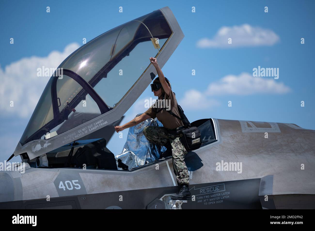 A ÉTATS-UNIS Le marin de la Marine affecté à l'escadron de chasseurs de grève 147, à la base aérienne de Nellis, en Californie, effectue des vérifications préalables au vol d'un F-35C Lightning II pendant le drapeau rouge Nellis 22-3, à la base aérienne de Nellis, au Nevada, en 12 juillet 2022. Le F-35C Lightning II de 5th génération intègre une technologie furtive avancée dans un avion ultra-agile et supersonique qui offre au pilote une conscience de la situation sans précédent ainsi qu'une létalité et une capacité de survie inégalées. Banque D'Images