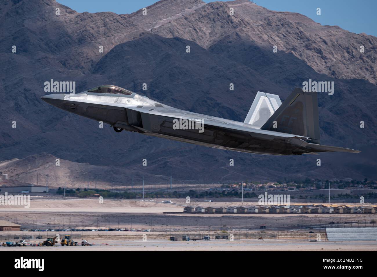 A ÉTATS-UNIS Le Raptor F-22 de la Force aérienne affecté au 27th Escadron de chasse, à la base aérienne de Langley, en Virginie, prend son envol pendant le drapeau rouge Nellis 22-3 à la base aérienne de Nellis, au Nevada, en 12 juillet 2022. Le F-22 Raptor est une combinaison de furtivité, de super croisière, de manœuvrabilité et d'avionique intégrée, associée à une meilleure capacité de maintien, qui représente un bond exponentiel dans les capacités de combat. Banque D'Images