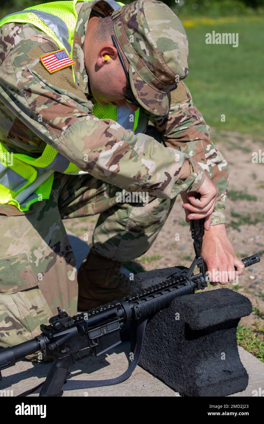 1st le Lt Bryce Pool, officier exécutif de la 661st Engineer Company, 123rd Engineer Battalion, de la Garde nationale de l'armée de l'Illinois, ajuste les vues en fer d'une arme M4 à la portée de remise à zéro du Camp Ripley, Minnesota, 12 juillet 2022. La remise à zéro d'une arme garantit que les vues sont alignées et que le tireur peut être précis. Banque D'Images