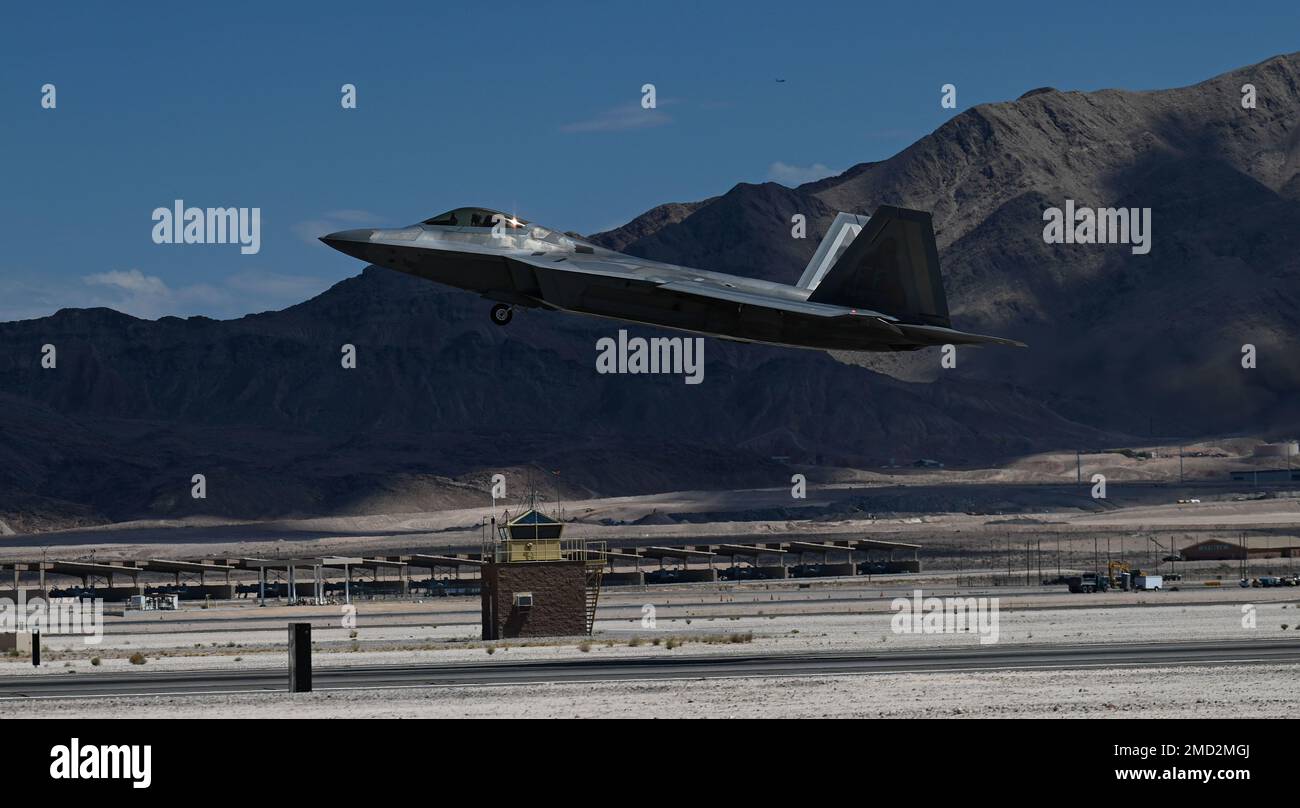 Un F-22 Raptor de la 1st Fighter Wing Wing départ à la base aérienne de Nellis, Nevada, 12 juillet 2022. Le F-22s ayant pour fonctions principales la domination aérienne et un chasseur multirôle, ainsi que ses capacités de vitesse et de furtivité, le F-22 reste le meilleur chasseur de domination aérienne au monde. Banque D'Images