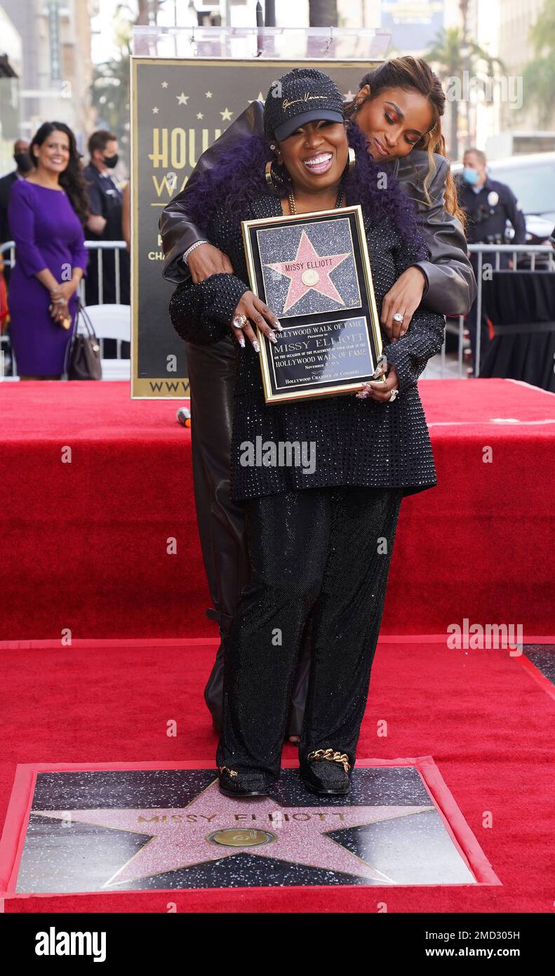 Hip hop artist Missy Elliott, front, is embraced by guest speaker Ciara during a ceremony to award Elliott a star on the Hollywood Walk of Fame, Monday, Nov. 8, 2021, in Los Angeles. (AP Photo/Chris Pizzello) Banque D'Images