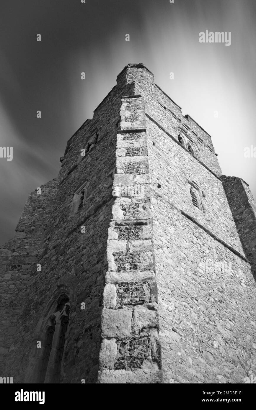 Un bas angle de l'échelle de gris des ruines d'une ancienne tour de château Banque D'Images