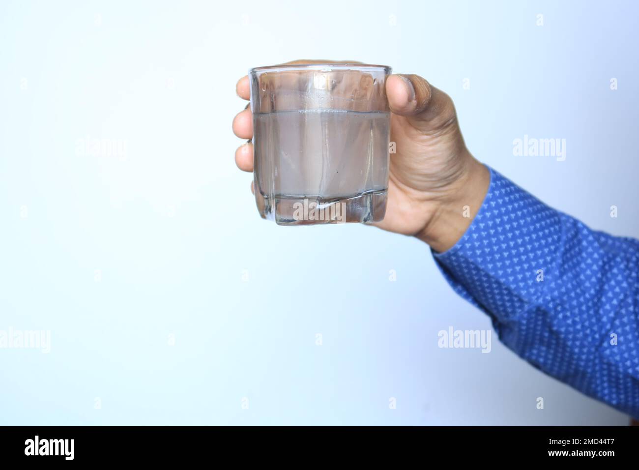 contenant un verre d'eau sale Banque D'Images
