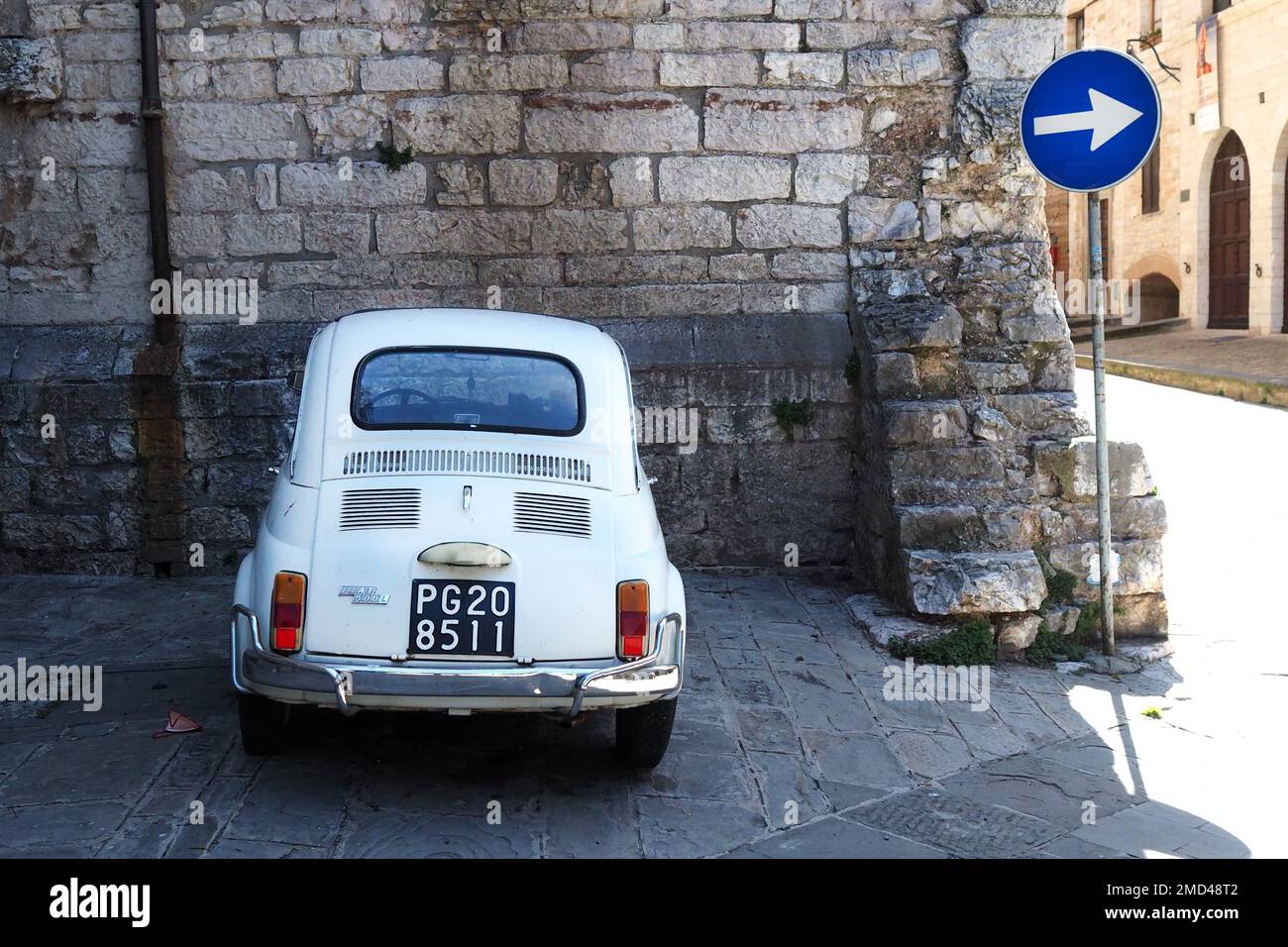 Voiture italienne emblématique 'Fiat 500' garée dans le village médiéval de Gubbio, région de l'Ombrie, Italie Banque D'Images