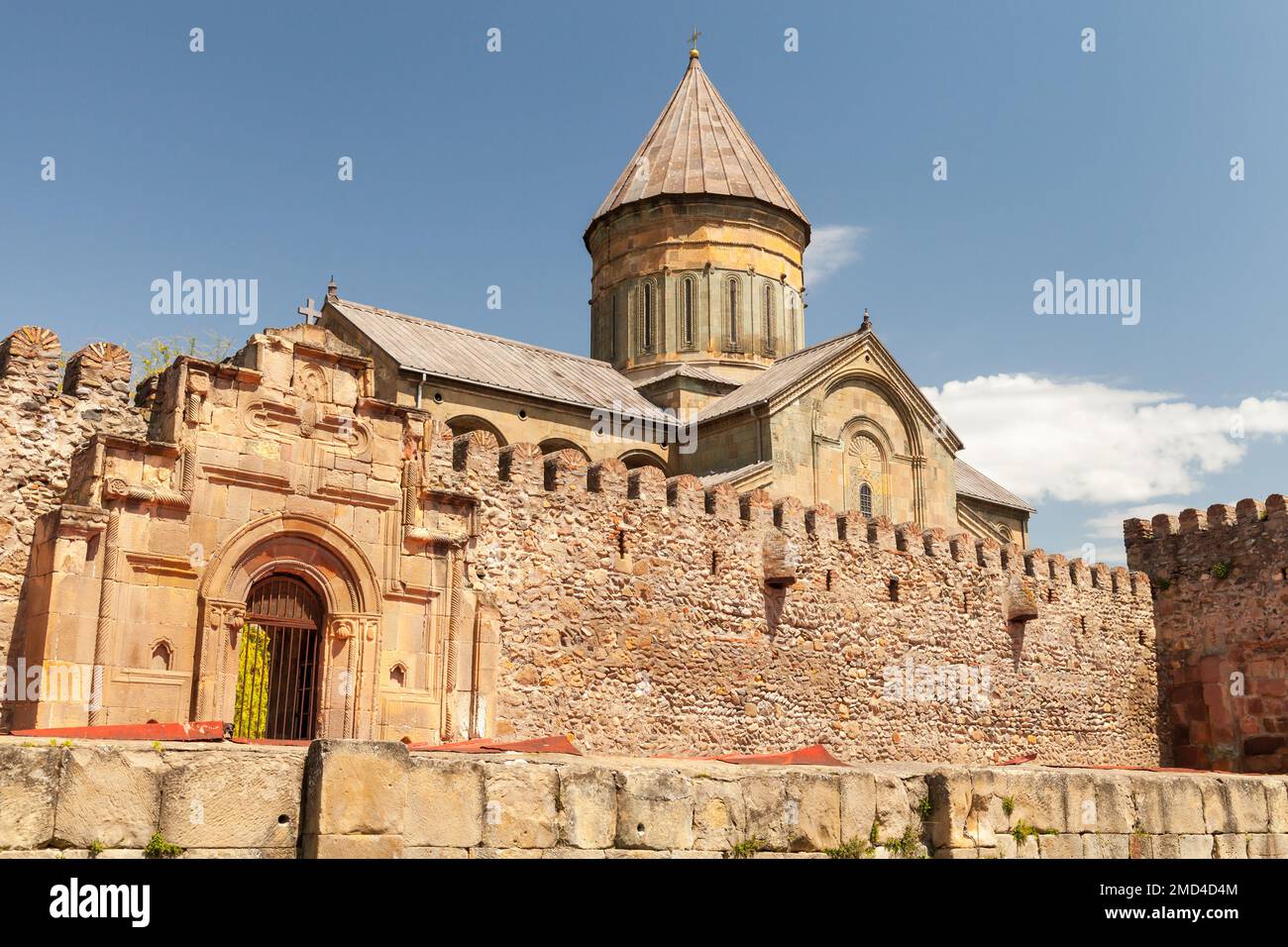 L''église de la Transfiguration se trouve derrière les murs fortifiés en pierre du monastère de Samtavro. Mtskheta, Géorgie Banque D'Images