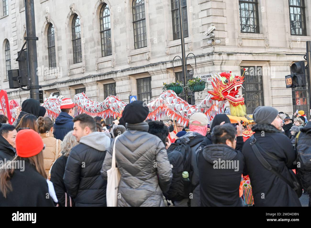 Charing Cross Road, Londres, Royaume-Uni, 22 janvier 2023: Des milliers de personnes sont venues assister à la célébration de Londres un défilé chinois très animé du nouvel an et des performances à Trafalgar Square, organisé par la London Chinatown Chinese Association (LCCA) Credit: Voir Li/Picture Capital/Alay Live News Banque D'Images