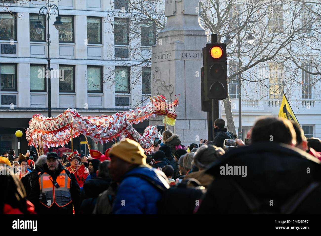 Charing Cross Road, Londres, Royaume-Uni, 22 janvier 2023: Des milliers de personnes sont venues assister à la célébration de Londres un défilé chinois très animé du nouvel an et des performances à Trafalgar Square, organisé par la London Chinatown Chinese Association (LCCA) Credit: Voir Li/Picture Capital/Alay Live News Banque D'Images