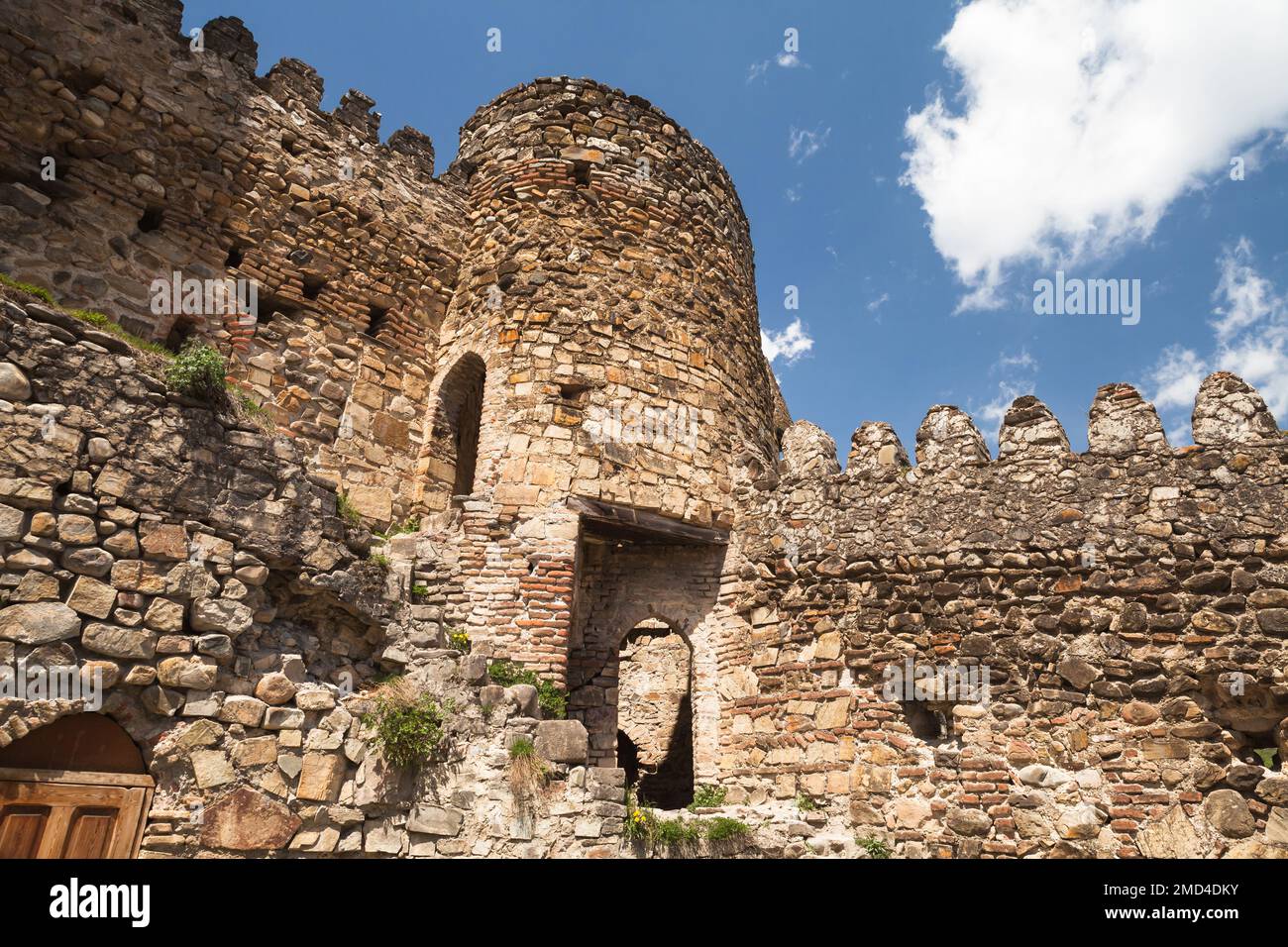 Ruines de la forteresse d'Ananuri située sur la rivière Aragvi en Géorgie. C'était un château des Ducs d'Aragvi, une dynastie féodale qui régnait sur la région Banque D'Images