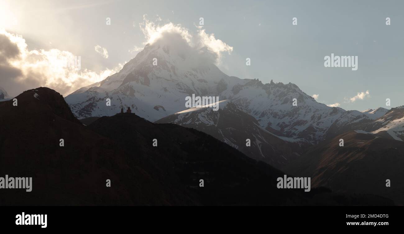 Mont Kazbek dans la soirée. Paysage de montagne géorgien. Caucase Banque D'Images