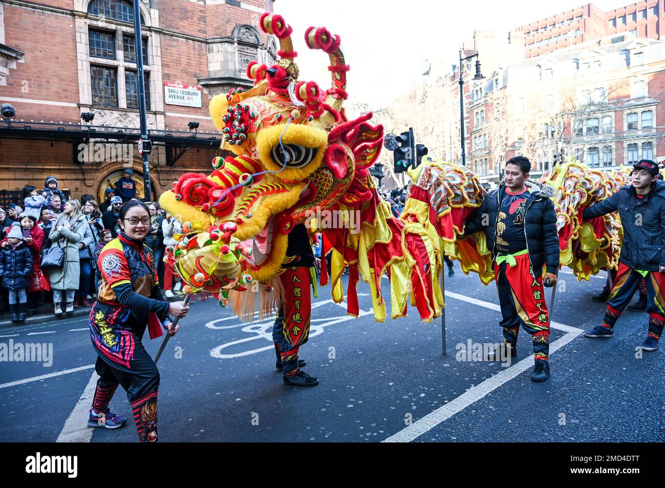 Charing Cross Road, Londres, Royaume-Uni, 22 janvier 2023: Des milliers de personnes sont venues assister à la célébration de Londres un défilé chinois très animé du nouvel an et des performances à Trafalgar Square, organisé par la London Chinatown Chinese Association (LCCA) Credit: Voir Li/Picture Capital/Alay Live News Banque D'Images