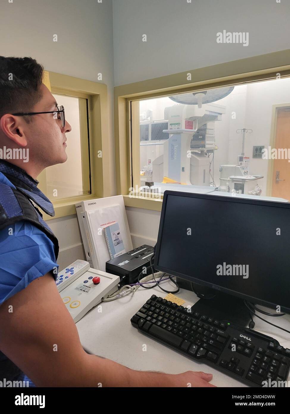 ÉTATS-UNIS Hôpital naval Guam technicien en urologie, Hôpital Corpsman 3rd classe Zachary Morales effectue des tests sur les équipements à rayons X dans la clinique d’urologie de l’hôpital, 12 juillet 2021. Banque D'Images