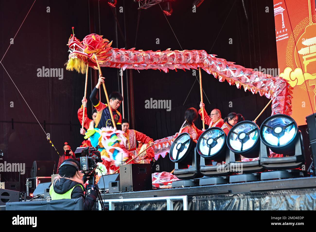 Charing Cross Road, Londres, Royaume-Uni, 22 janvier 2023: Des milliers de personnes sont venues assister à la célébration de Londres un défilé chinois très animé du nouvel an et des performances à Trafalgar Square, organisé par la London Chinatown Chinese Association (LCCA) Credit: Voir Li/Picture Capital/Alay Live News Banque D'Images