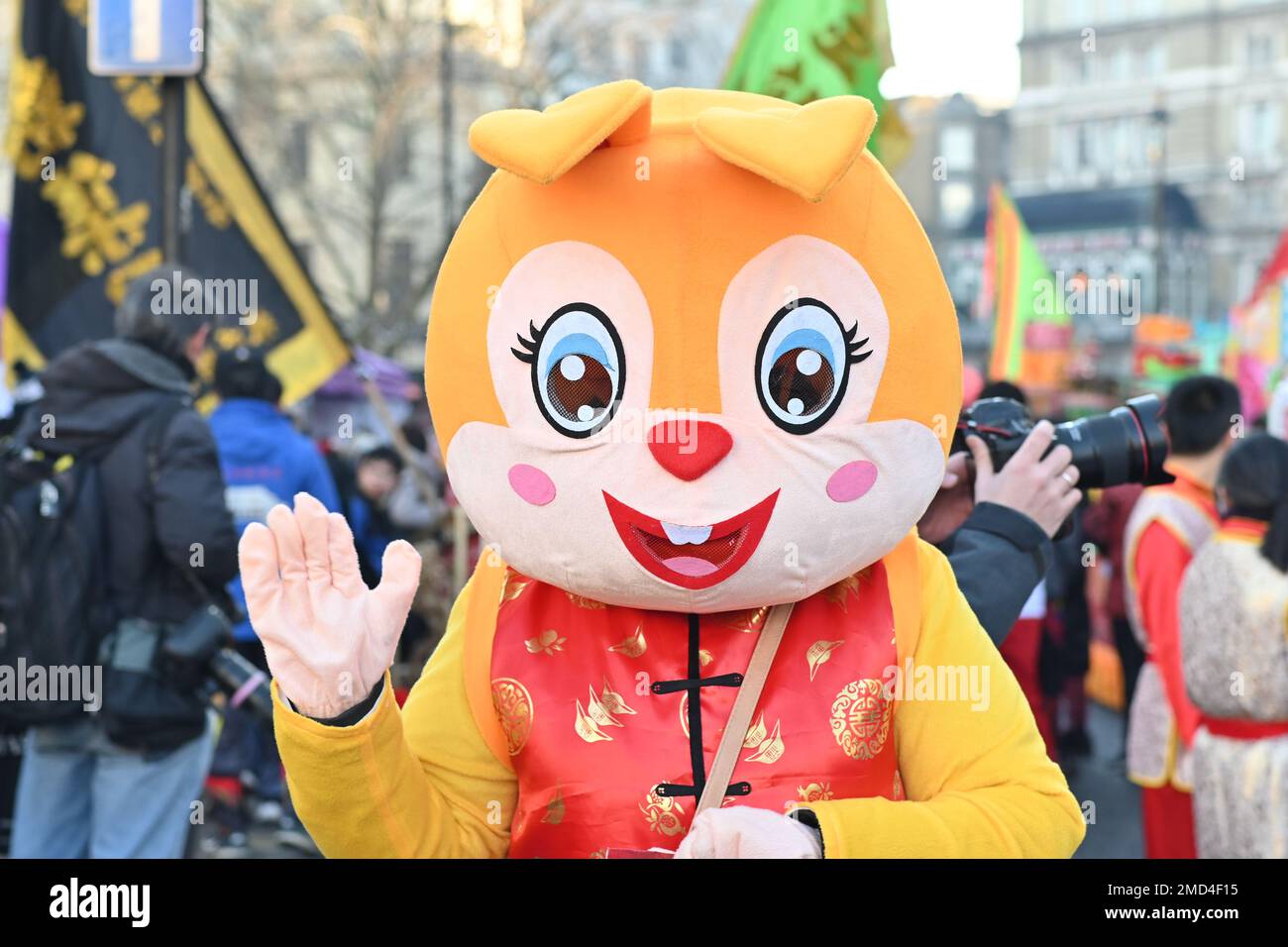 Charing Cross Road, Londres, Royaume-Uni, 22 janvier 2023: Des milliers de personnes sont venues assister à la célébration de Londres un défilé chinois très animé du nouvel an et des performances à Trafalgar Square, organisé par la London Chinatown Chinese Association (LCCA) Credit: Voir Li/Picture Capital/Alay Live News Banque D'Images