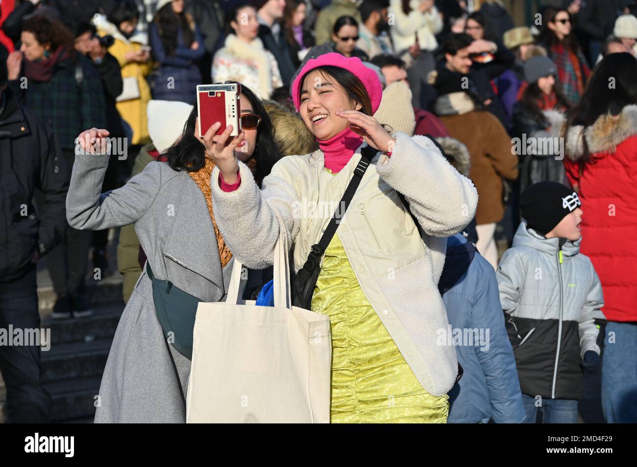 Charing Cross Road, Londres, Royaume-Uni, 22 janvier 2023: Des milliers de personnes sont venues assister à la célébration de Londres un défilé chinois très animé du nouvel an et des performances à Trafalgar Square, organisé par la London Chinatown Chinese Association (LCCA) Credit: Voir Li/Picture Capital/Alay Live News Banque D'Images