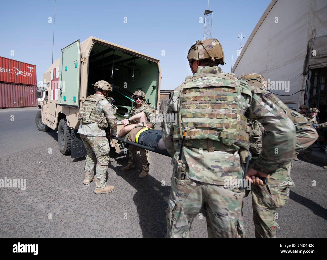 CAMP LEMONNIER, Djibouti -les médecins de combat affectés à la Force opérationnelle le Dragon Rouge participent à un exercice de victimes de masse (MASCAL) tenu au Camp Lemonnier, 13 juillet 2022. En ayant des exercices MASCAL, les membres de la FME et les médecins de combat sont mieux préparés lorsqu'une urgence réelle se produit sur la base. (É.-U. Photos de la marine par le Spécialiste de la communication de masse 1st classe Randi Brown). Banque D'Images