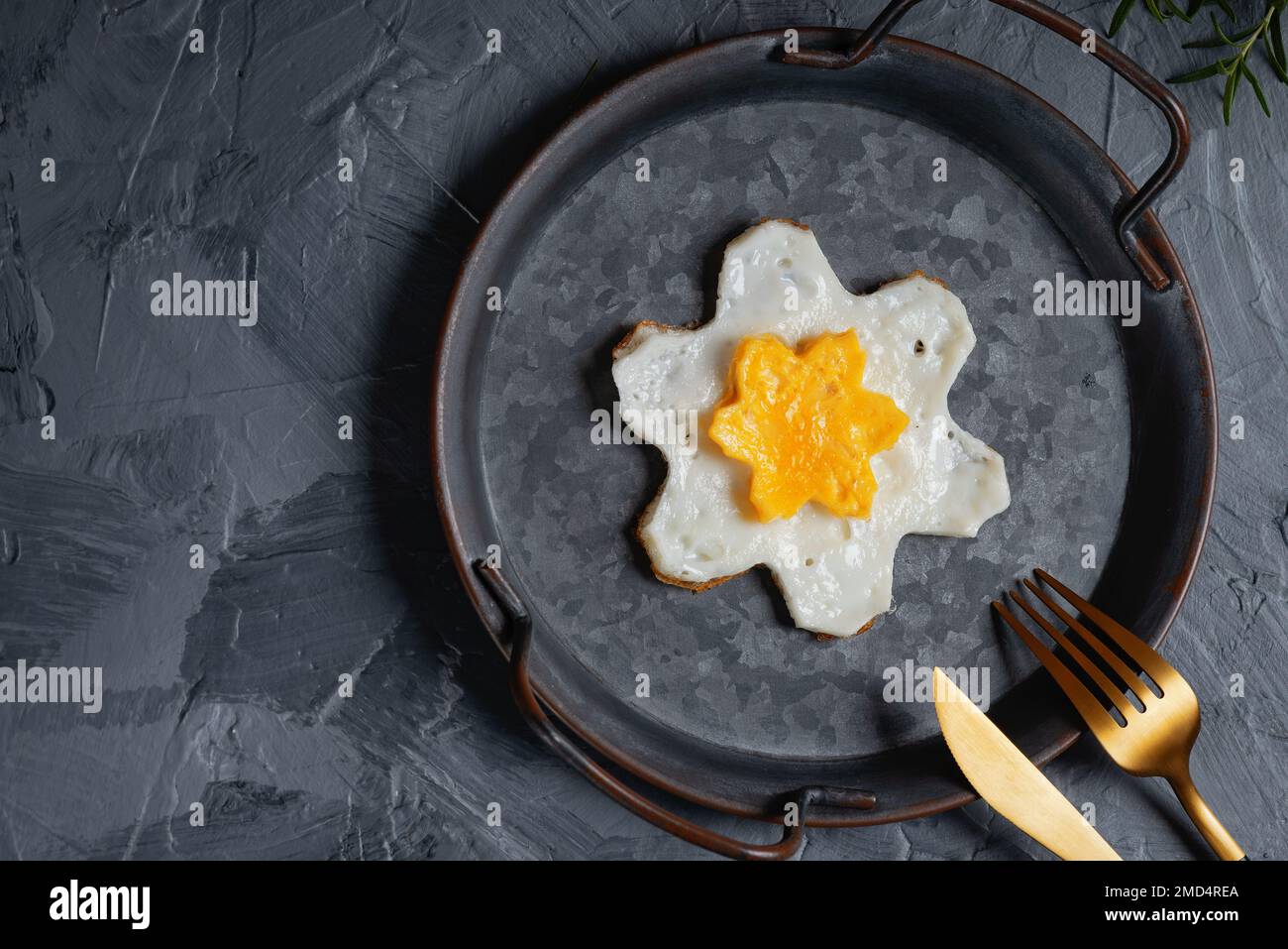 Œuf frit fait maison dans une poêle d'époque sur fond gris. Copier l'espace pour le texte Banque D'Images