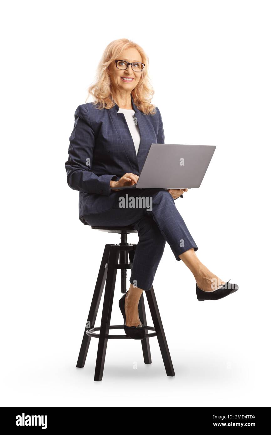 Femme d'affaires assise sur une chaise avec un ordinateur portable et souriante à l'appareil photo isolée sur fond blanc Banque D'Images