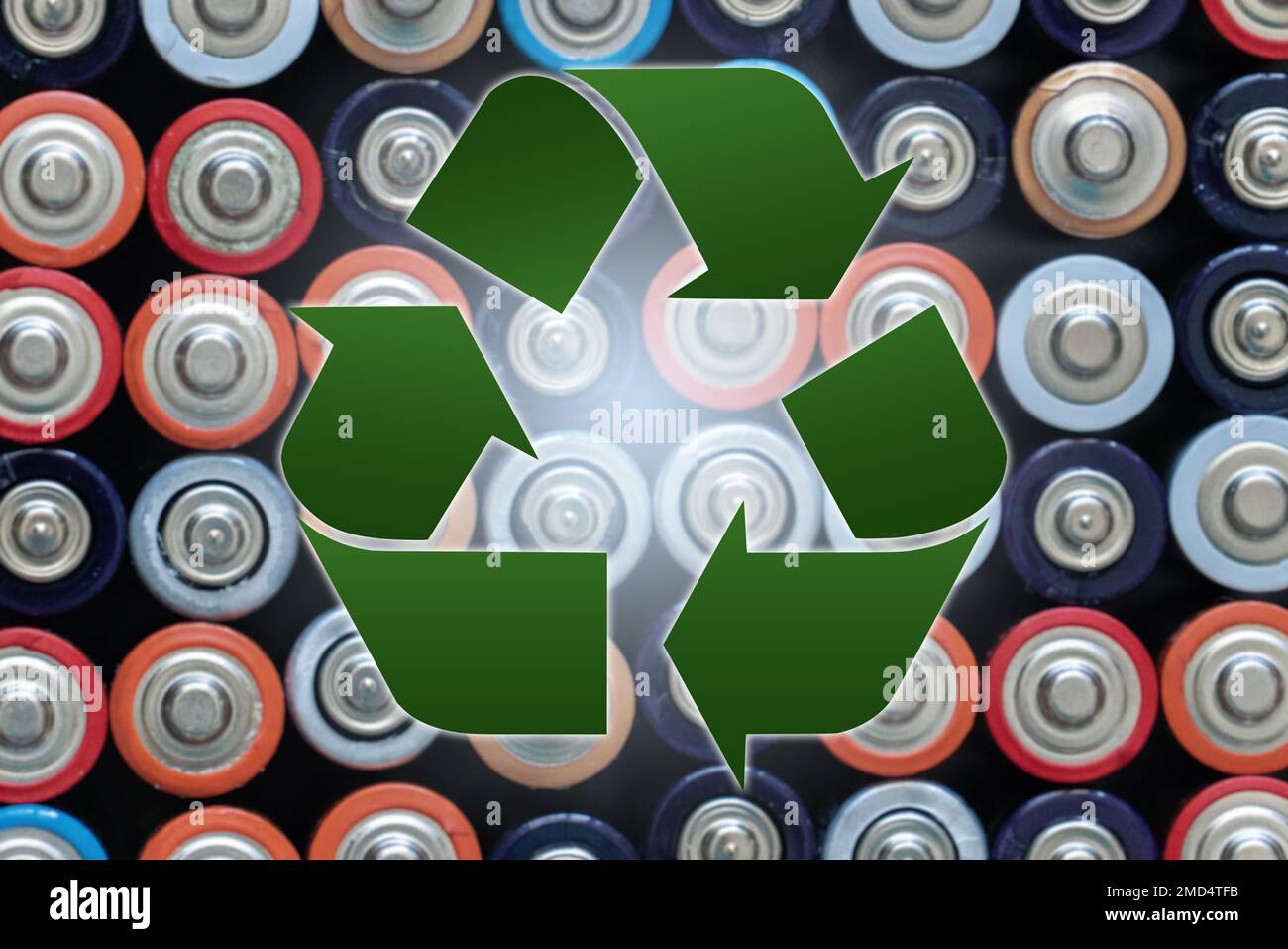 Symbole de recyclage sur un fond de pile AA usagée Banque D'Images