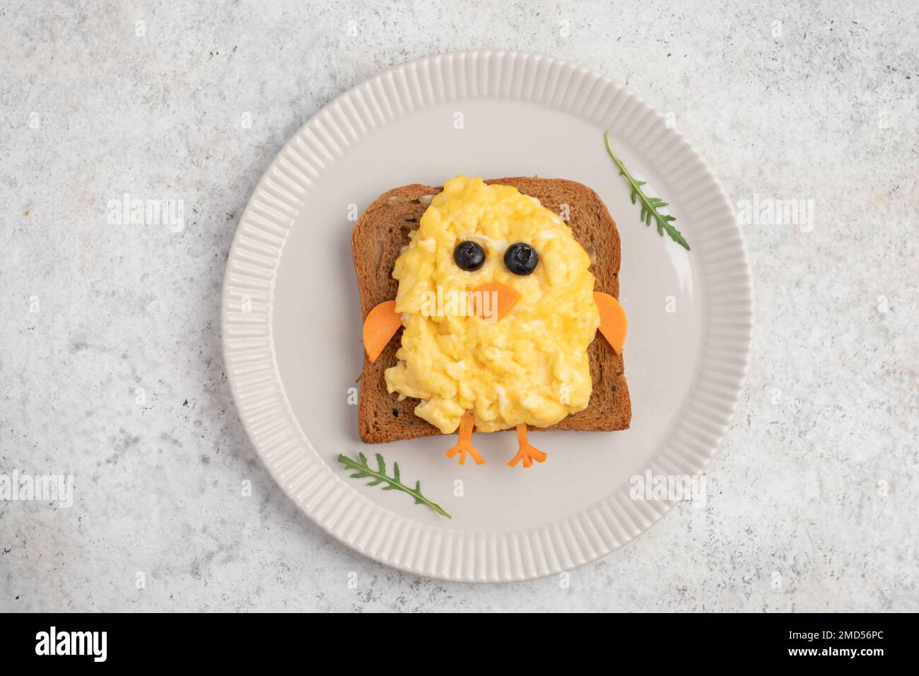 Toast drôle avec œufs brouillés en forme de poulet Banque D'Images