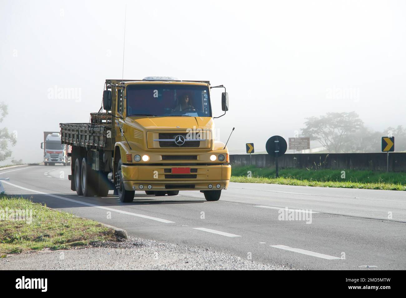 Minas Gerais, Brésil - 27 février 2015 : circulation et manutention de camions de transport sur l'autoroute Fernao Dias, BR 381 Banque D'Images