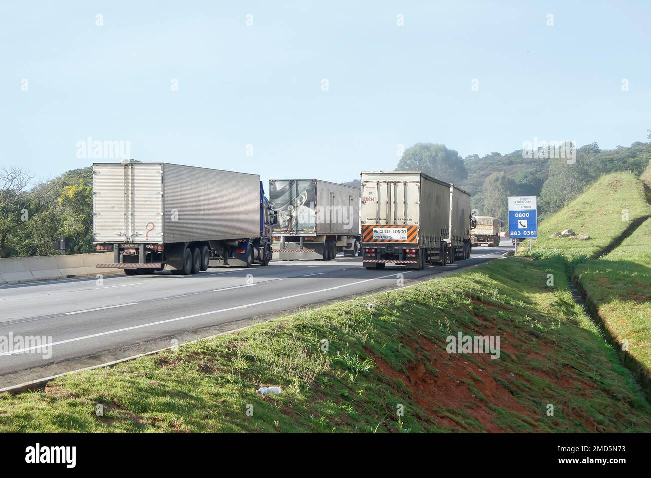Minas Gerais, Brésil - 27 février 2015 : circulation et manutention de camions de transport sur l'autoroute Fernao Dias, BR 381 Banque D'Images