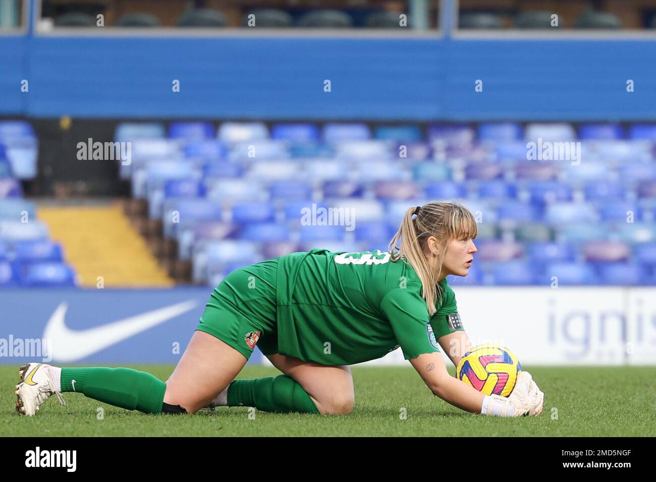 Mains sûres du gardien de but de Sunderland Claudia moan lors du match de championnat féminin WSL2 entre Birmingham City et Sunderland (Karl Newton/SPP (Sport Press photo)) Credit: SPP Sport Press photo. /Alamy Live News Banque D'Images