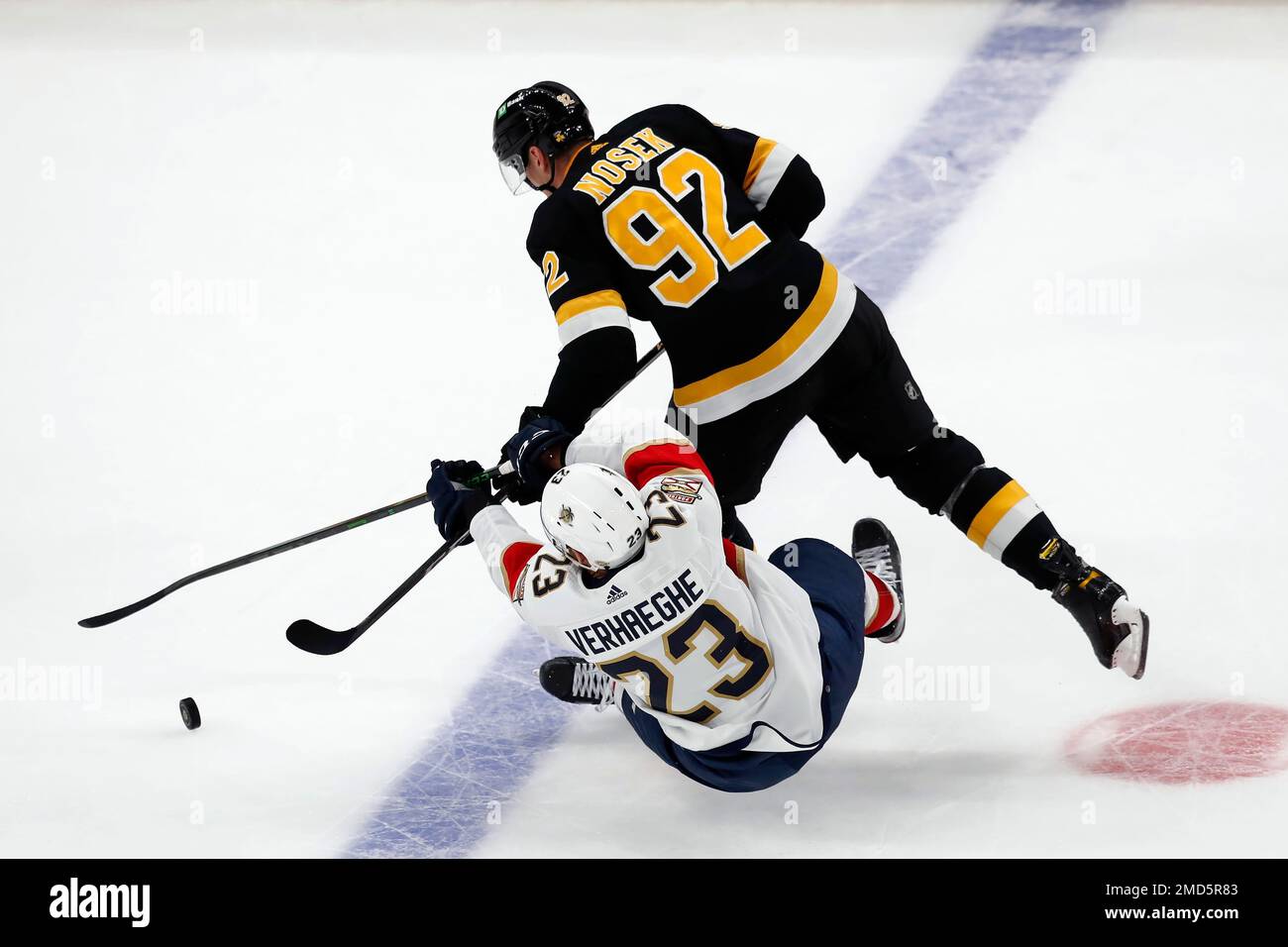 Boston Bruins' Tomas Nosek (92) and Florida Panthers' Carter Verhaeghe (23) battle for the puck during the first period of an NHL hockey game, Saturday, Oct. 30, 2021, in Boston. (AP Photo/Michael Dwyer) Banque D'Images