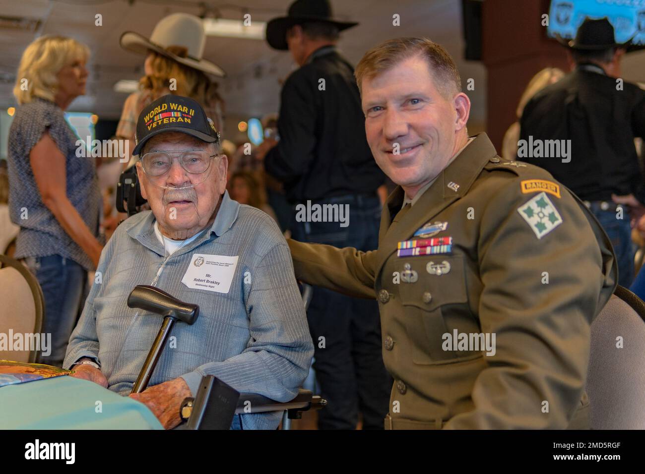 Le général de division David Hodne, commandant général de la division d'infanterie de 4th et de fort Carson, pose pour une photo avec Robert Brakley, ancien combattant de la Seconde Guerre mondiale, pendant la nuit militaire du rodéo de Pinch Pikes Peak ou Bust Rodeo de 81st, 13 juillet 2022, au centre d'événements Norris-Penrose, Colorado Springs, Colorado. Brakley était un ancien combattant qui a été rédigé par l'Armée de terre en 1943 comme ingénieur de combat. Banque D'Images