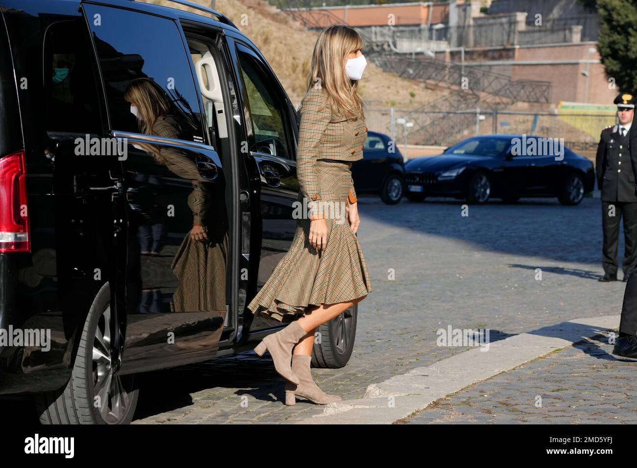 Maria Begona Gomez Fernandez, wife of Spain's Prime Minister Pedro Sanchez, arrives as spouses of world leaders attending the G20 summit visit the Colosseum in Rome, Saturday, Oct. 30, 2021. The two-day Group of 20 summit is the first in-person gathering of leaders of the world's biggest economies since the COVID-19 pandemic started. (AP Photo/Alessandra Tarantino) Banque D'Images
