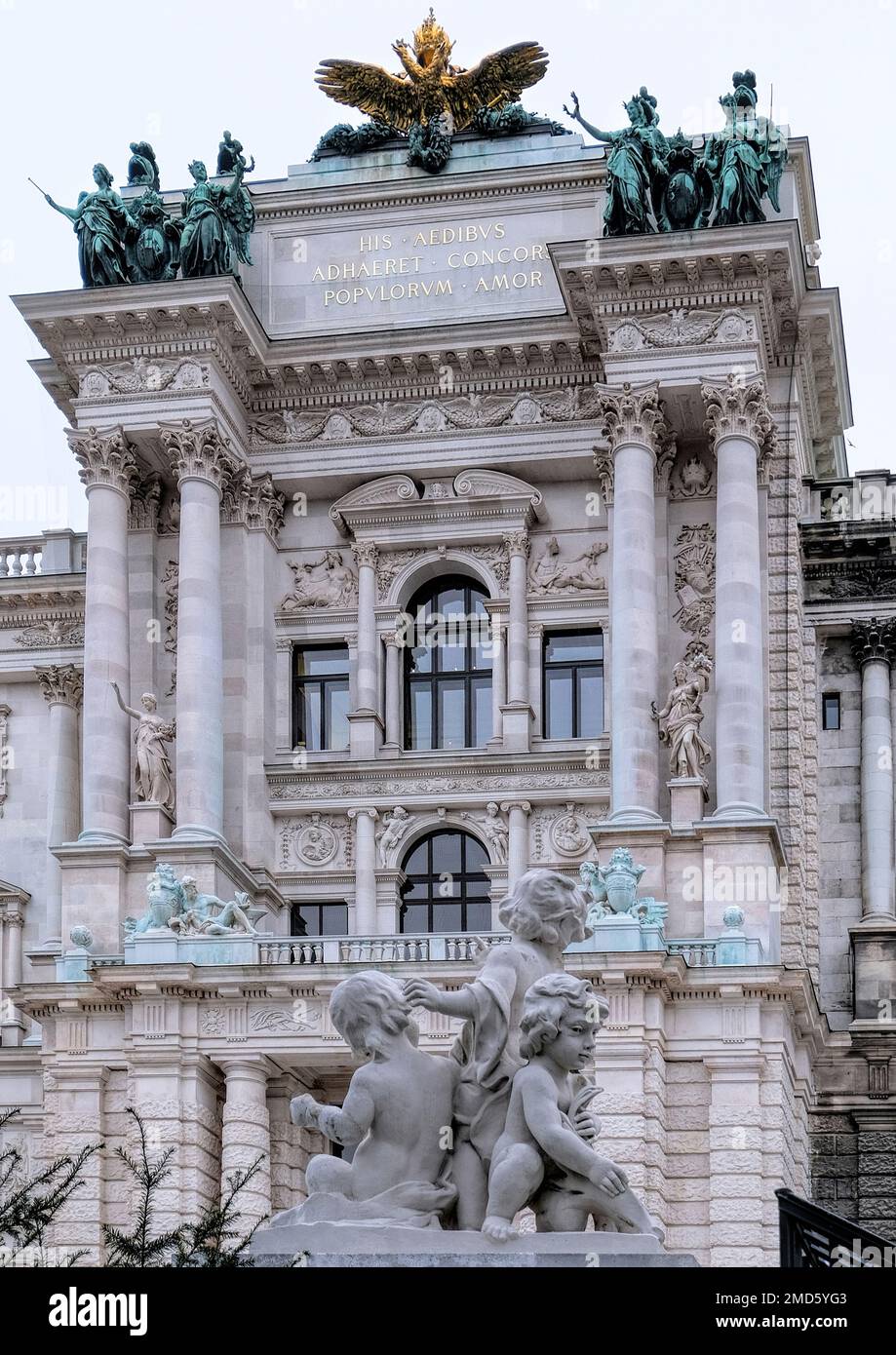 Vienne, Autriche, décembre 2022: Neue burg, Architecture du palais Hofburg avec des statues de bronze et de marbre Banque D'Images
