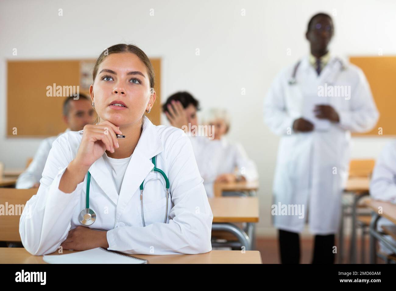 Jeune fille interne en médecine écoutant la conférence à l'université Banque D'Images