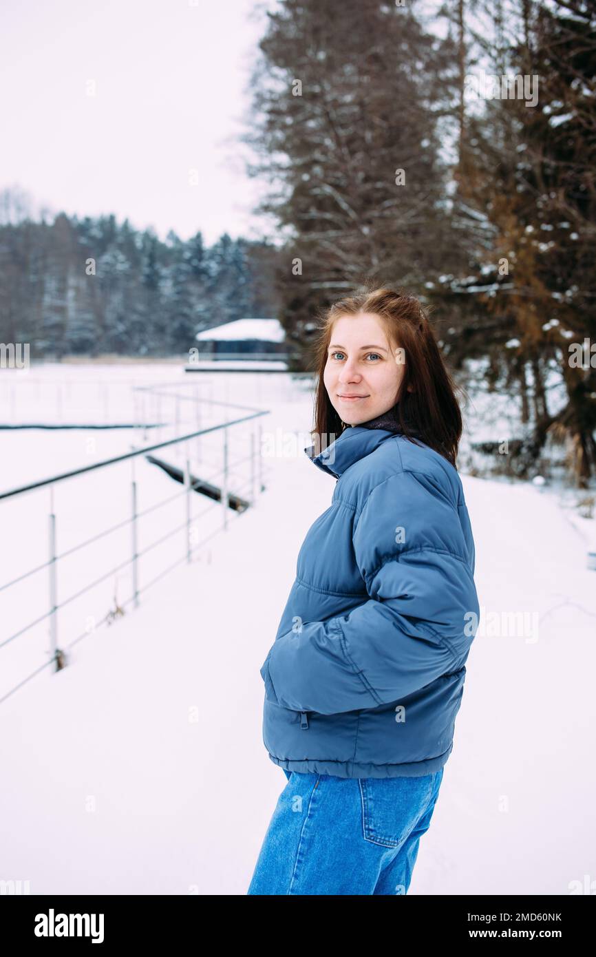 portrait de femme en vêtements d'hiver sur la nature. Il y a beaucoup de neige autour Banque D'Images