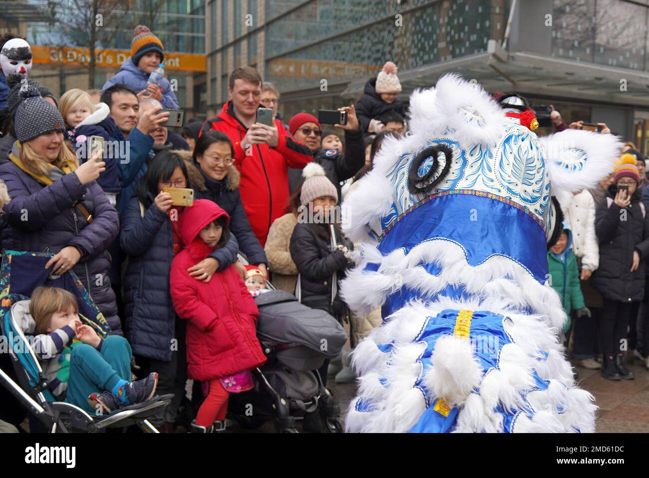 Danse traditionnelle du lion aux célébrations du nouvel an chinois et du festival des lanternes à la bibliothèque de Cardiff, The Hayes, Cardiff, 21.01.2023 Banque D'Images