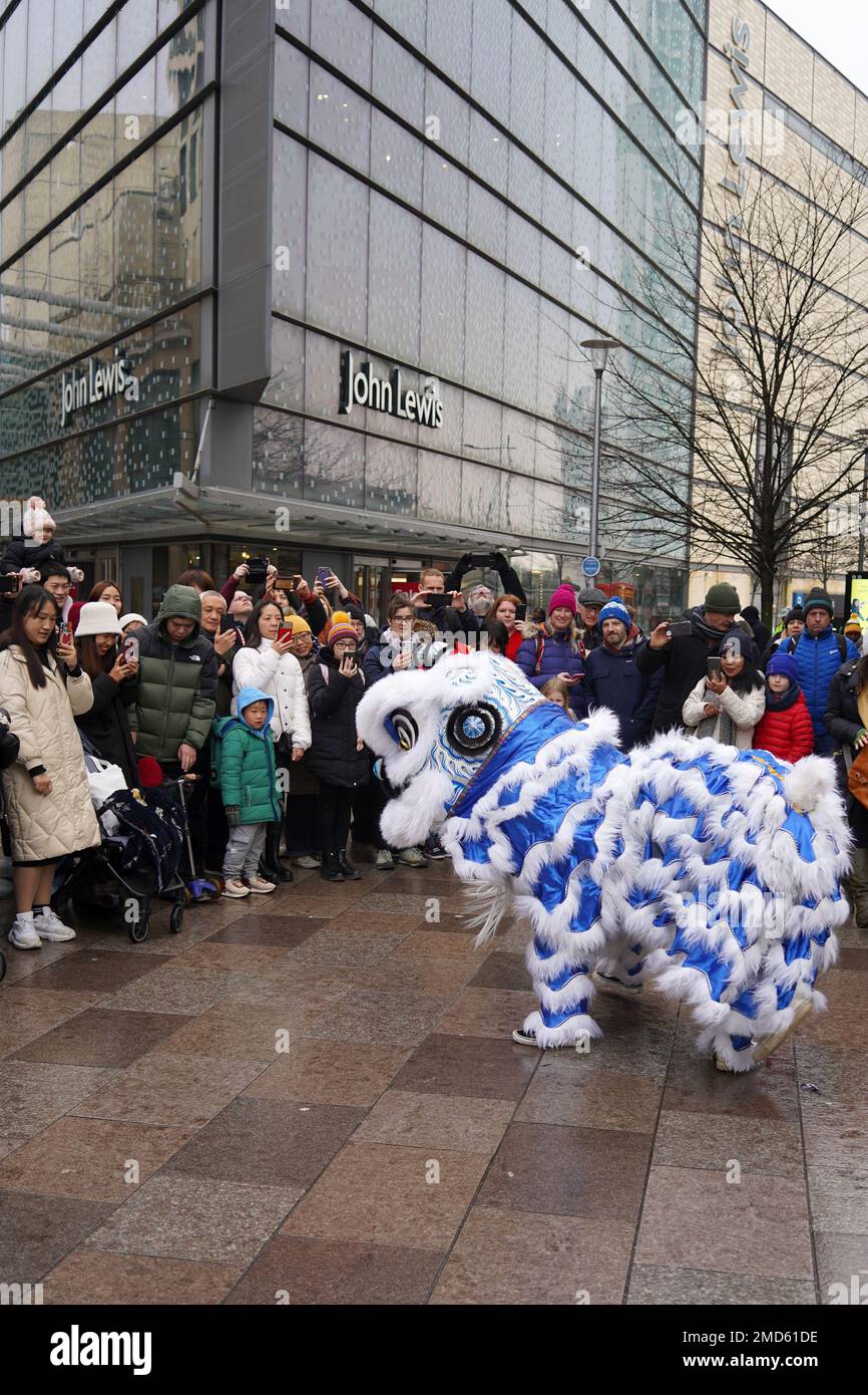 Danse traditionnelle du lion aux célébrations du nouvel an chinois et du festival des lanternes à la bibliothèque de Cardiff, The Hayes, Cardiff, 21.01.2023 Banque D'Images