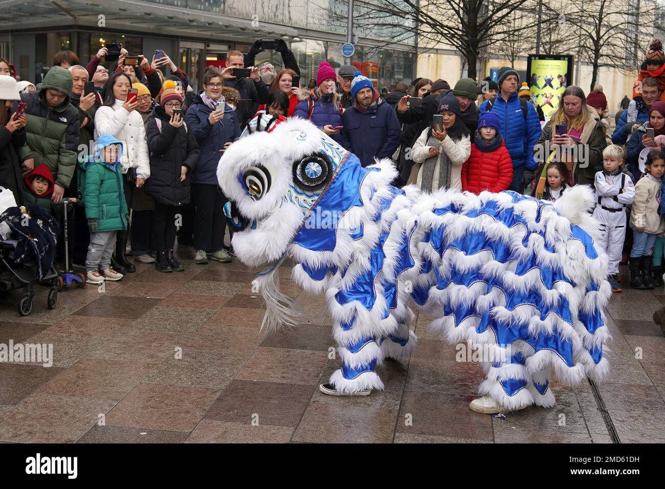 Danse traditionnelle du lion aux célébrations du nouvel an chinois et du festival des lanternes à la bibliothèque de Cardiff, The Hayes, Cardiff, 21.01.2023 Banque D'Images