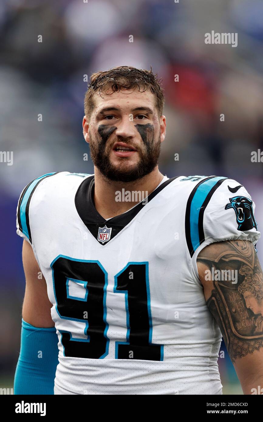 Carolina Panthers defensive end Morgan Fox (91) runs off the field after an NFL football game against the New York Giants, Sunday, Oct. 24, 2021, in East Rutherford, N.J. (AP Photo/Adam Hunger) Banque D'Images