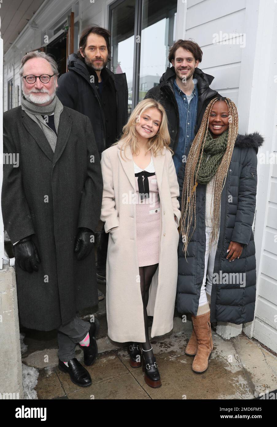 Producer Jeremy Kleiner, back left, director Cory Finley, author/executive producer M.T. Anderson, from bottom left, Kylie Rogers, and executive producer Gabby Shepard pose to promote the film "Landscape with Invisible Hand" during the Sundance Film Festival on Sunday, Jan. 22, 2023, in Park City, Utah. (Photo by Danny Moloshok/Invision/AP) Banque D'Images