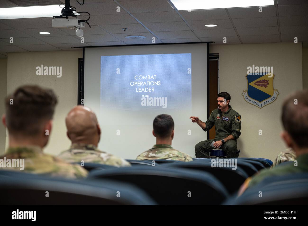 ÉTATS-UNIS Le lieutenant-colonel Gary Glojek de la Force aérienne, commandant de l'escadron de combat 354th, enseigne le cours d'instruction du chef des opérations de combat à la base aérienne Davis-Monthan, Arizona (13 juillet 2022). Ce cours fournit aux officiers de classe de l'entreprise et aux officiers supérieurs non commissionnés les compétences nécessaires pour développer leur compréhension des opérations dispersées, du commandement de la mission et de la prise de décision impérieuse. Banque D'Images