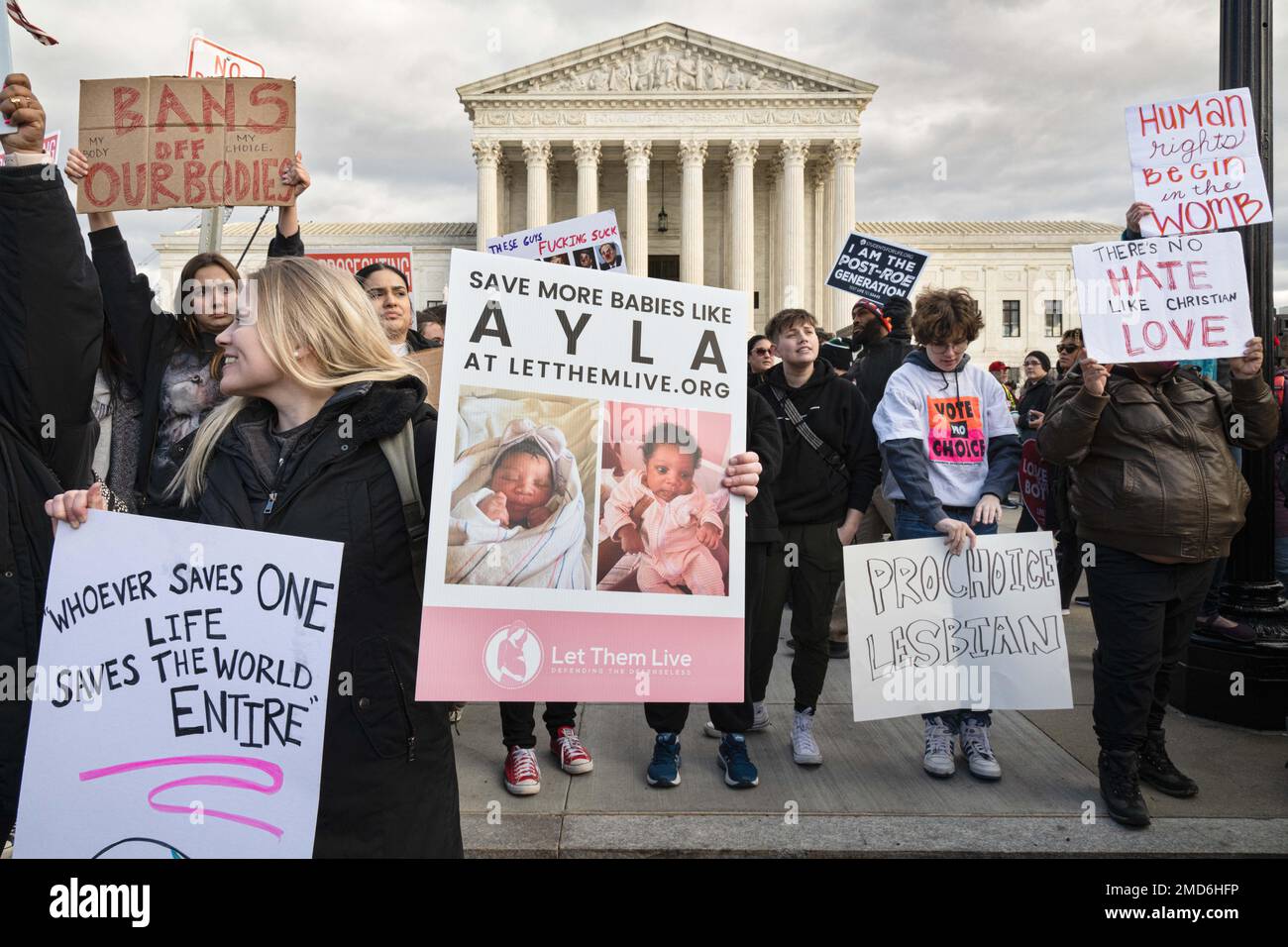 20 janvier 2023, Washington, District de Columbia, Etats-Unis: Ceux pour pro-vie et pro-choix se sont tenus côte à côte avec leurs signes devant la Cour suprême alors que les marcheurs ont passé dans le 50th anniversaire de la Marche pour la vie et la première année après Roe. (Credit image: © Laura Brett/ZUMA Press Wire) USAGE ÉDITORIAL SEULEMENT! Non destiné À un usage commercial ! Banque D'Images