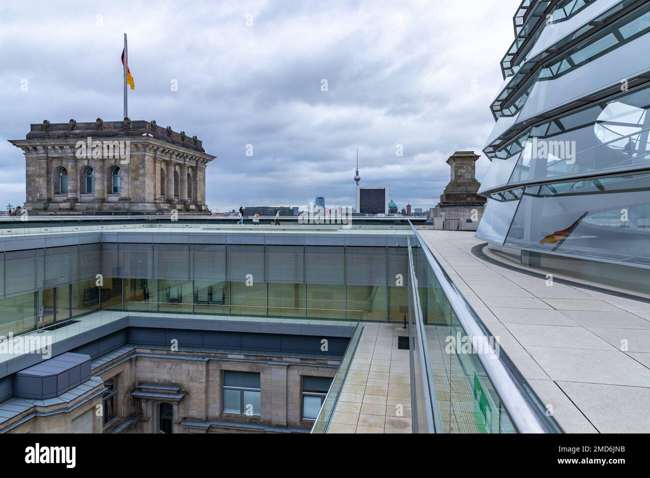 Vue depuis le dôme du Bundestag. Le toit du Reichstag à Berlin, Allemagne. Berliner Fernsehturm. Banque D'Images