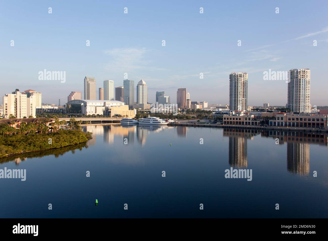 Le matin, vue sur les eaux calmes de Ybor Turning Basin et les gratte-ciel du centre-ville de Tampa en arrière-plan (Floride). Banque D'Images