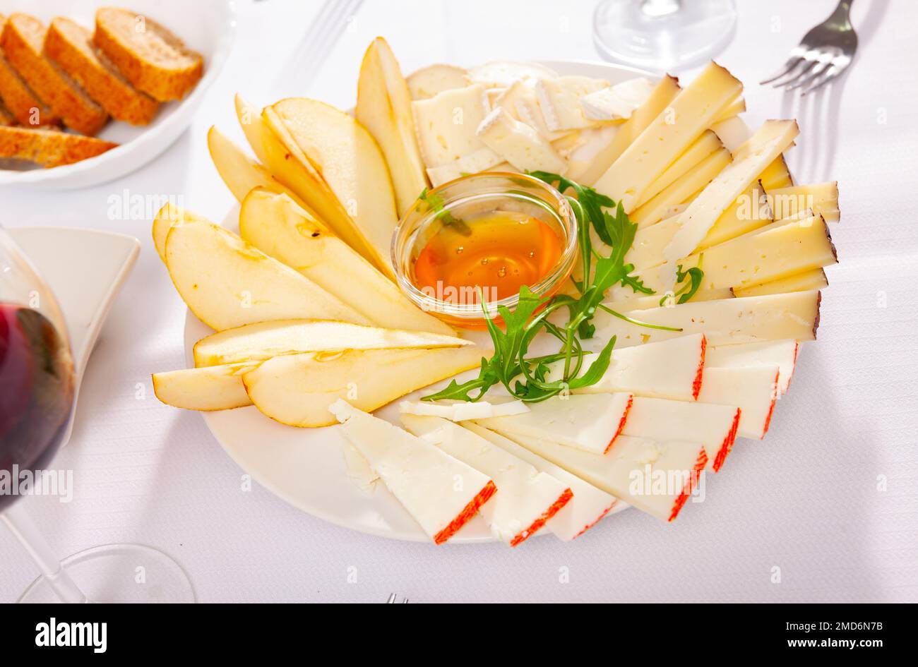 Différents types de fromage et de tranches de poire sur l'assiette Banque D'Images