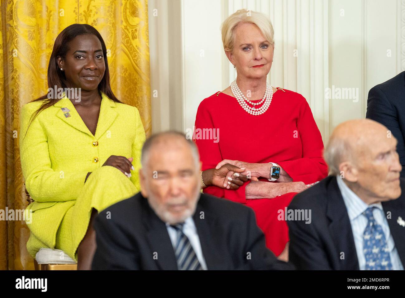 Reportage : Sandra Lindsay, à gauche, et Cindy McCain écoutent tandis que le président Joe Biden prononce des remarques lors d'une cérémonie de la Médaille de la liberté, jeudi, 7 juillet 2022, dans la salle est de la Maison Blanche Banque D'Images